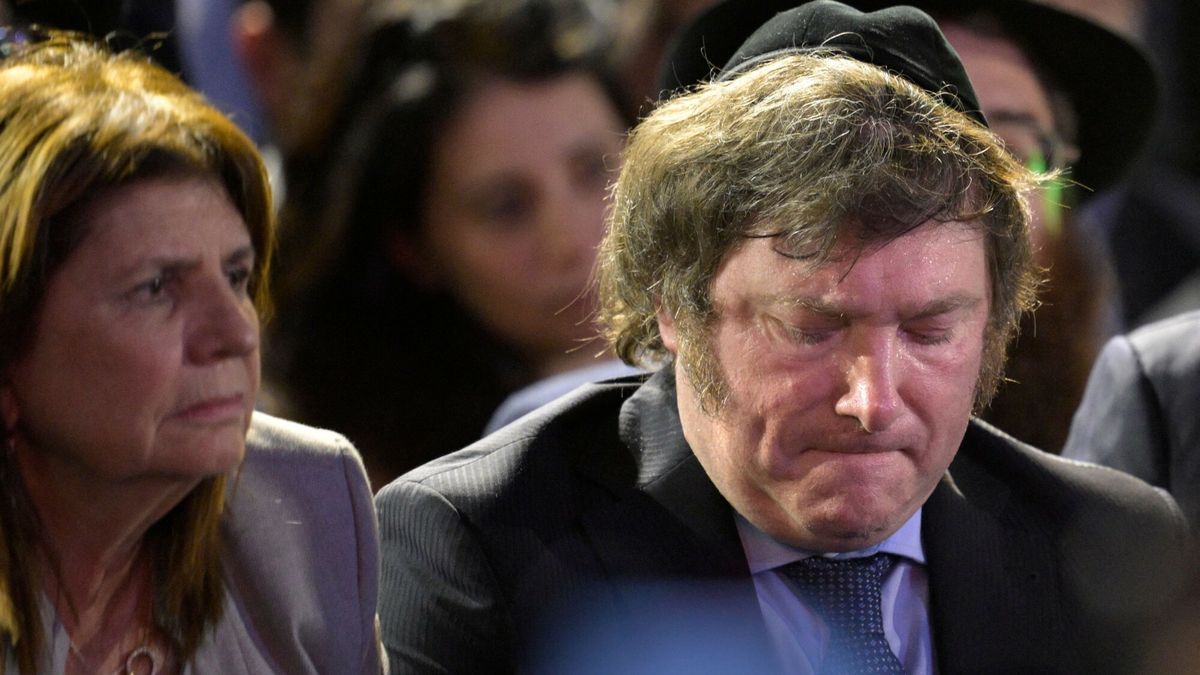 Prezydent Argentyny Milei w jarmu?ce
Argentina's President Javier Milei (R) and Argentina's Security Minister Patricia Bullrich gesture before lighting the giant Menorah candelabrum, set up for the traditional Jewish Hanukkah (Chanukah) Festival of Lights in Buenos Aires on December 12, 2023. (Photo by JUAN MABROMATA / AFP)
JUAN MABROMATA