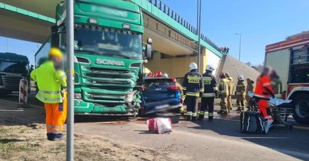 Zderzenie ciężarówki z osobówką na obwodnicy Kocka