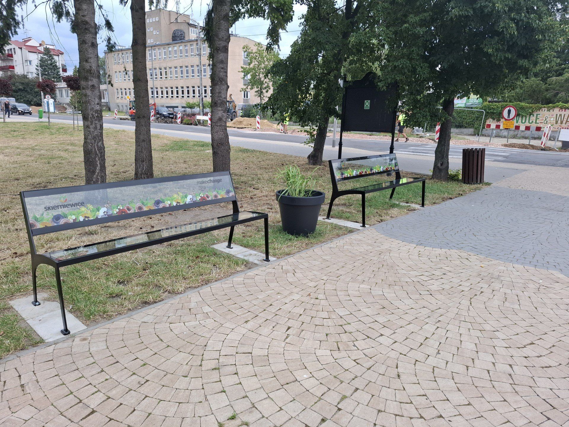Szklane ławki stanęły w centrum Skierniewic. Czy to tylko ozdoba?