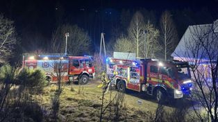 Grzmiąca: Nocny pożar w gminie. Ogień strawił budynki i samochód