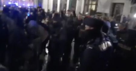 Wrocław. Akcja policji w centrum, mężczyzna stracił przytomność. Wściekły tłum krzyczał "ZOMO"