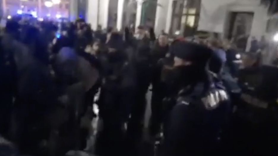 Wrocław. Akcja policji w centrum, mężczyzna stracił przytomność. Wściekły tłum krzyczał "ZOMO"