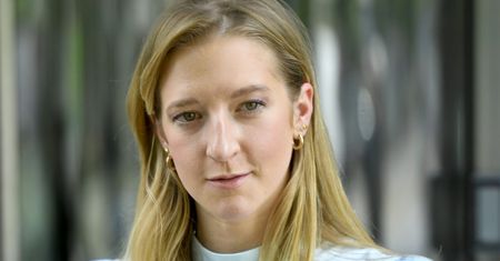 Lara Gessler karmi syna. Dziękuje losowi