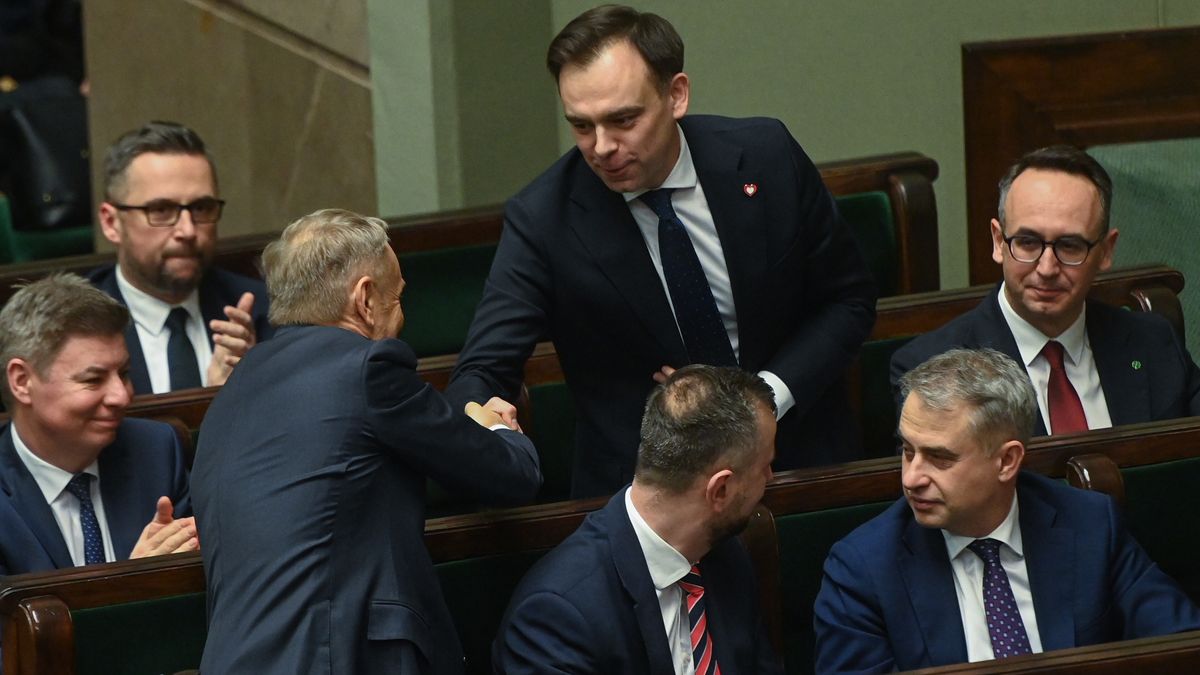 członkowie rządu na sali obrad
Warszawa, 05.12.2025. (L-P) Szef KPRM Jan Grabiec,  minister nauki i szkolnictwa wyższego Marcin Kulasek, premier Donald Tusk, minister finansów Andrzej Domański, wicepremier, szef MON Władysław Kosiniak-Kamysz, wicepremier, minister cyfryzacji Krzysztof Gawkowski oraz minister infrastruktury Dariusz Klimczak na sali obrad Sejmu w Warszawie, 5 bm. Posłowie wysłuchali sprawozdania Komisji Finansów Publicznych o rządowym projekcie ustawy budżetowej na rok 2026. (jm) PAP/Piotr Nowak
Piotr Nowak
10 10. X kadencja kadencji, obrady, obrady Sejmu, polityk, polityka, posiedzenie, sala obrad, sala plenarna, sala posiedzeń, sejm, sejmu, gest