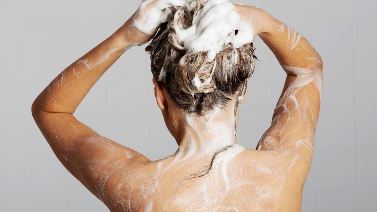 Chelatowanie włosów polega na użyciu szamponu oczyszczającego lub głęboko oczyszczającego.