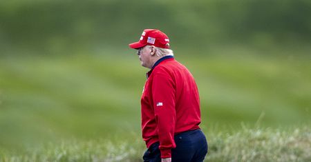 Napisy nad polem golfowym Donalda Trumpa. "Ciepłe przywitanie"