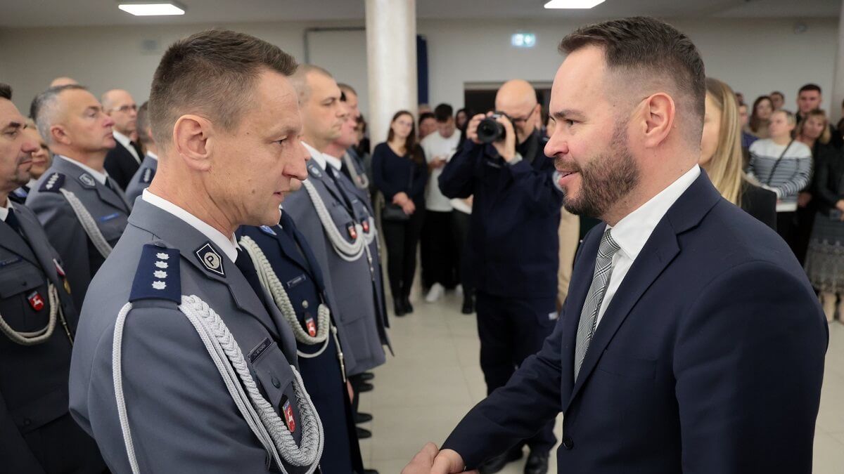 Uścisk dłoni policjanta z wojewodą lubelskim