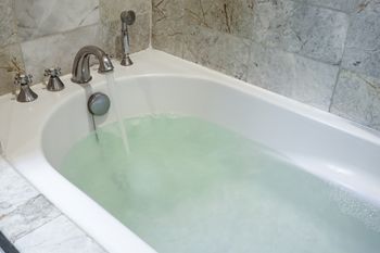 Prysznic czy wanna? Tak wygląda różnica w rachunkach