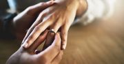 Jaki pierścionek zaręczynowy wybrać? Złotnicy zdradzają, jak postępują dziś mężczyźni