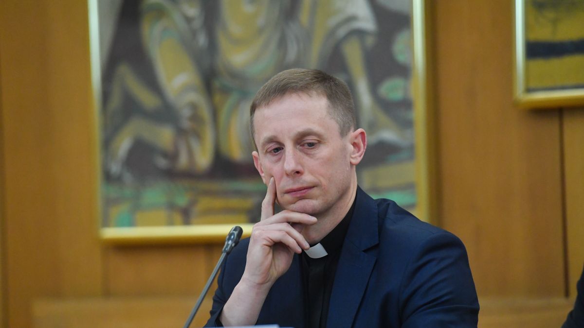 Ksiądz Rafał Kowalski w siedzibie KEP w Warszawie