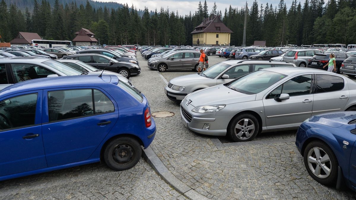 Parkingi pod Morskim Okiem nie są w stanie pomieścić więcej samochodów.