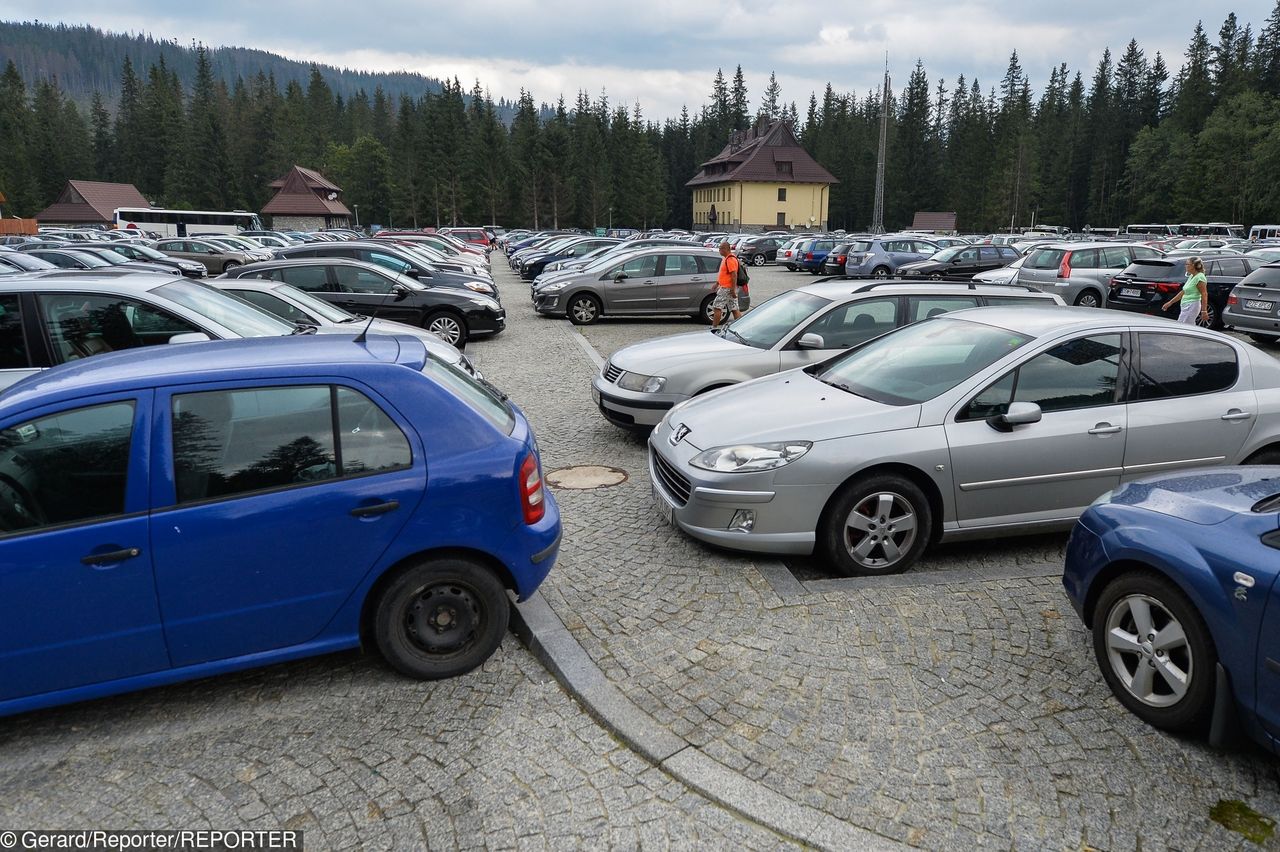 Parkingi pod Morskim Okiem nie są w stanie pomieścić więcej samochodów.