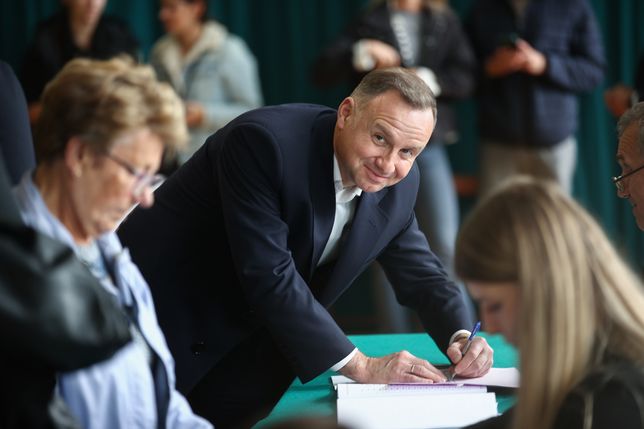 Kraków, 15.10.2023. Wybory parlamentarne 2023. Prezydent RP Andrzej Duda (C) oddał głos w lokalu wyborczym w Krakowie, 15 bm. Trwa głosowanie w wyborach parlamentarnych i towarzyszącym im referendum. Do jego zakończenia obowiązuje cisza wyborcza i referendalna. (aldg) PAP/Łukasz Gągulski