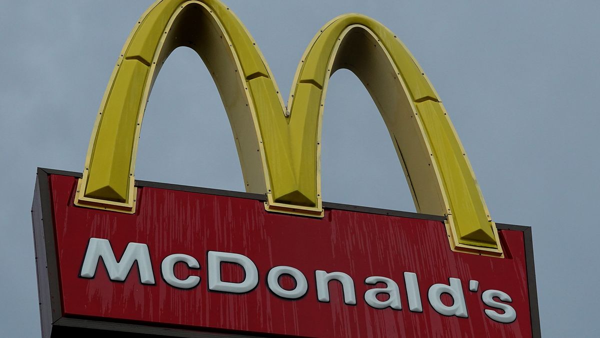 MIAMI, FLORIDA - JULY 26: A McDonalds sign hangs outside the fast food restaurant on July 26, 2022 in Miami, Florida. The McDonald's company reported U.S. same-store sales rose 3.7%, while international sales rose 9.7% during the most recent quarter. However, it also said that total revenue fell 3% to $5.72 billion; it attributed the weakness to slowing demand in China. (Photo by Joe Raedle/Getty Images)