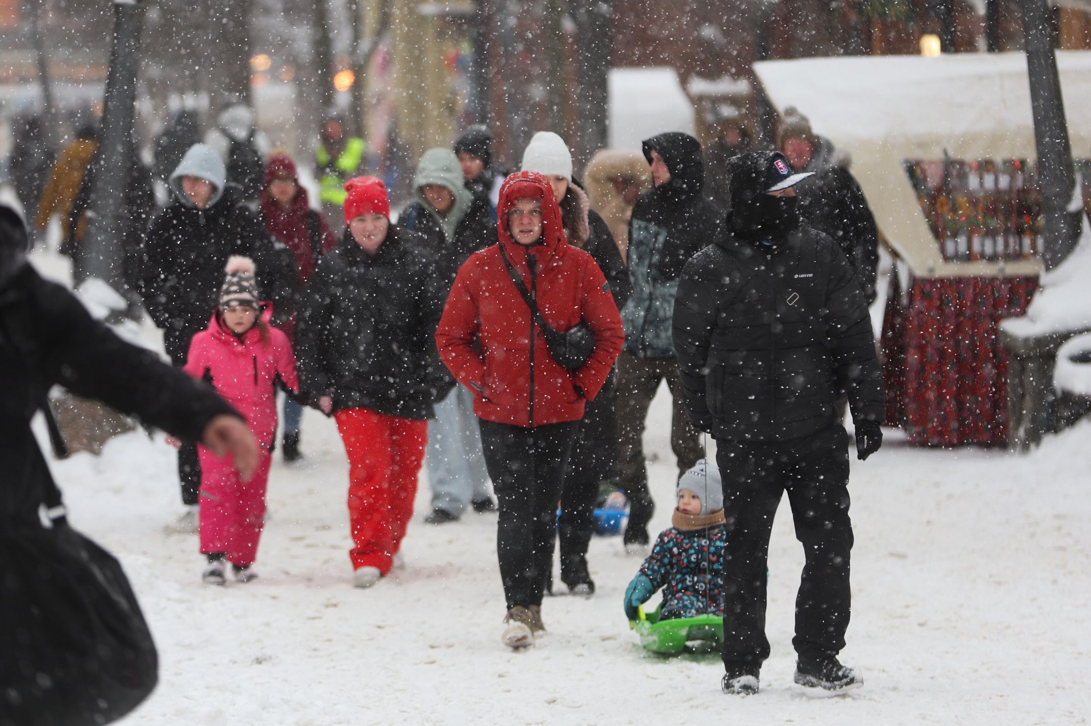 Zakopane, 12.01.2025. Intensywne opady śniegu w Zakopanem, 12 bm. Ratownicy TOPR ogłosili wzrost zagrożenia lawinowego do drugiego, umiarkowanego stopnia. (aldg) PAP/Grzegorz Momot***Do tego materiału zdjęciowego dostępna jest również depesza w systemie CSI, pt.: Tatry/ Intensywne opady śniegu; wzrasta zagrożenie lawinowe***
