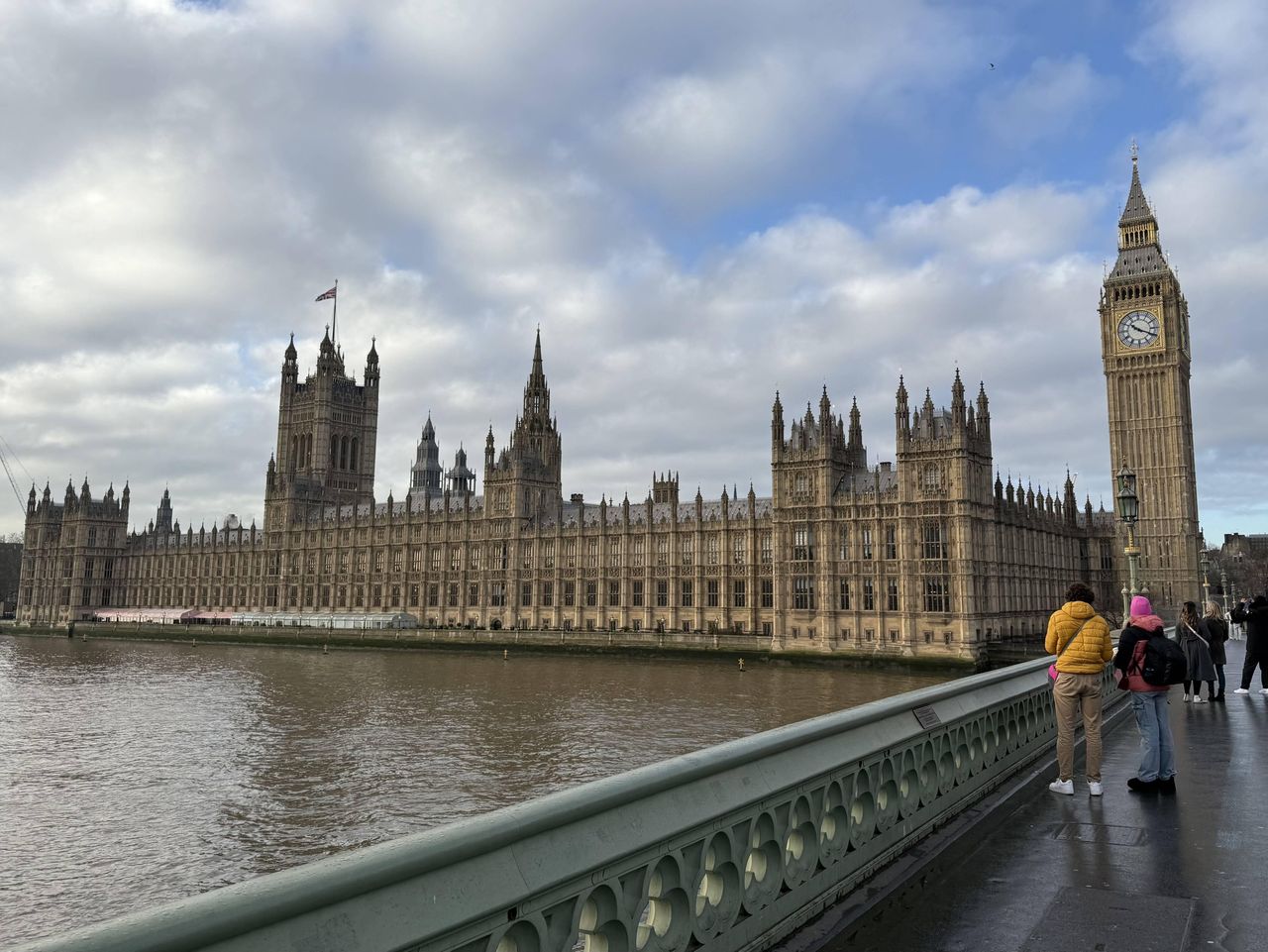 Downing Street ostrzega posłów: Nie zostawiajcie drinków bez nadzoru