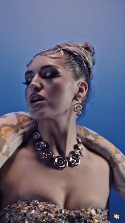 Caroline Derpieński na planie teledysku