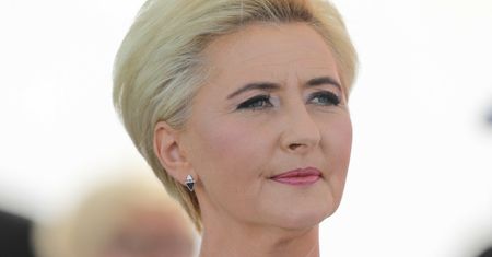 Minimalistyczna stylizacja Agaty Kornhauser-Dudy. Czy te spodnie to dobry wybór?