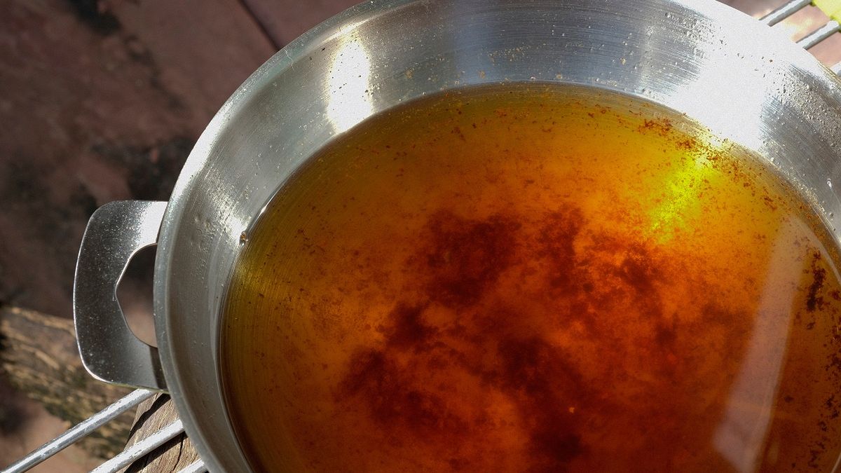 Nie wylewaj oleju po smażeniu do zlewu