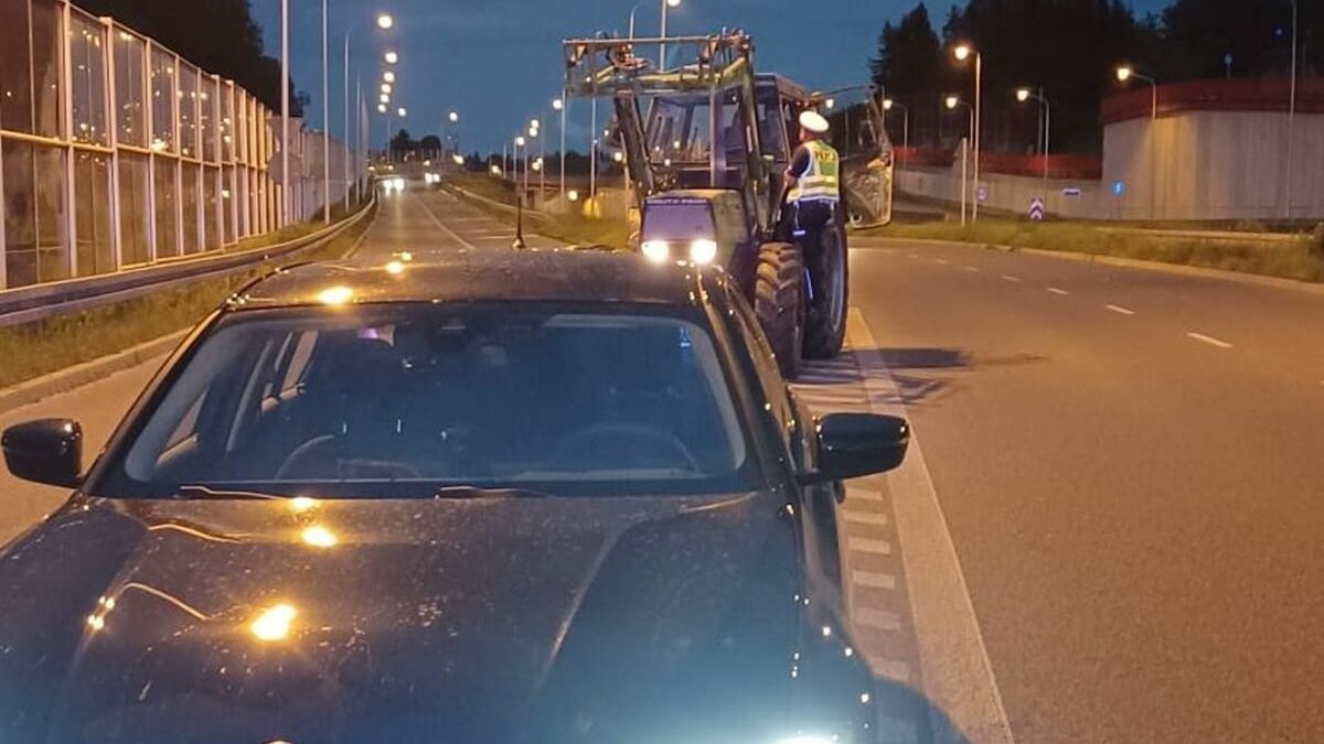 Policjanci z Lublina zatrzymali ciągnik przed wjazdem na S12