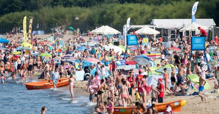 Uważaj! Na plaży możesz za to dostać mandat. Pytamy Polaków o zdanie