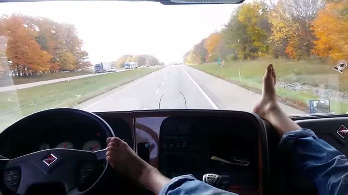 Zmęczony kierowca ciężarówki w pracy 1