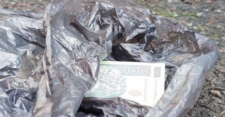 Zostawiła worek z pieniędzmi przy śmietniku. Policja ostrzega