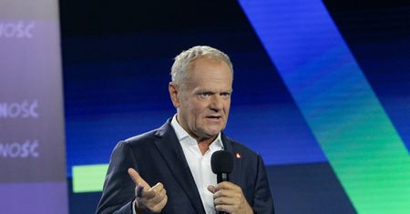 Zapytali Tuska o ulgę dla młodych. "Teraz będą gwizdy"