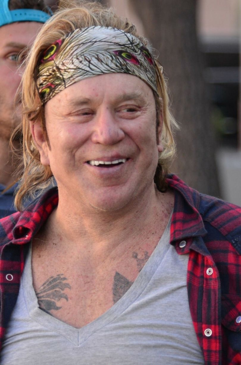 Mickey Rourke w "rockowej" stylizacji maszeruje na lunch w Beverly Hills