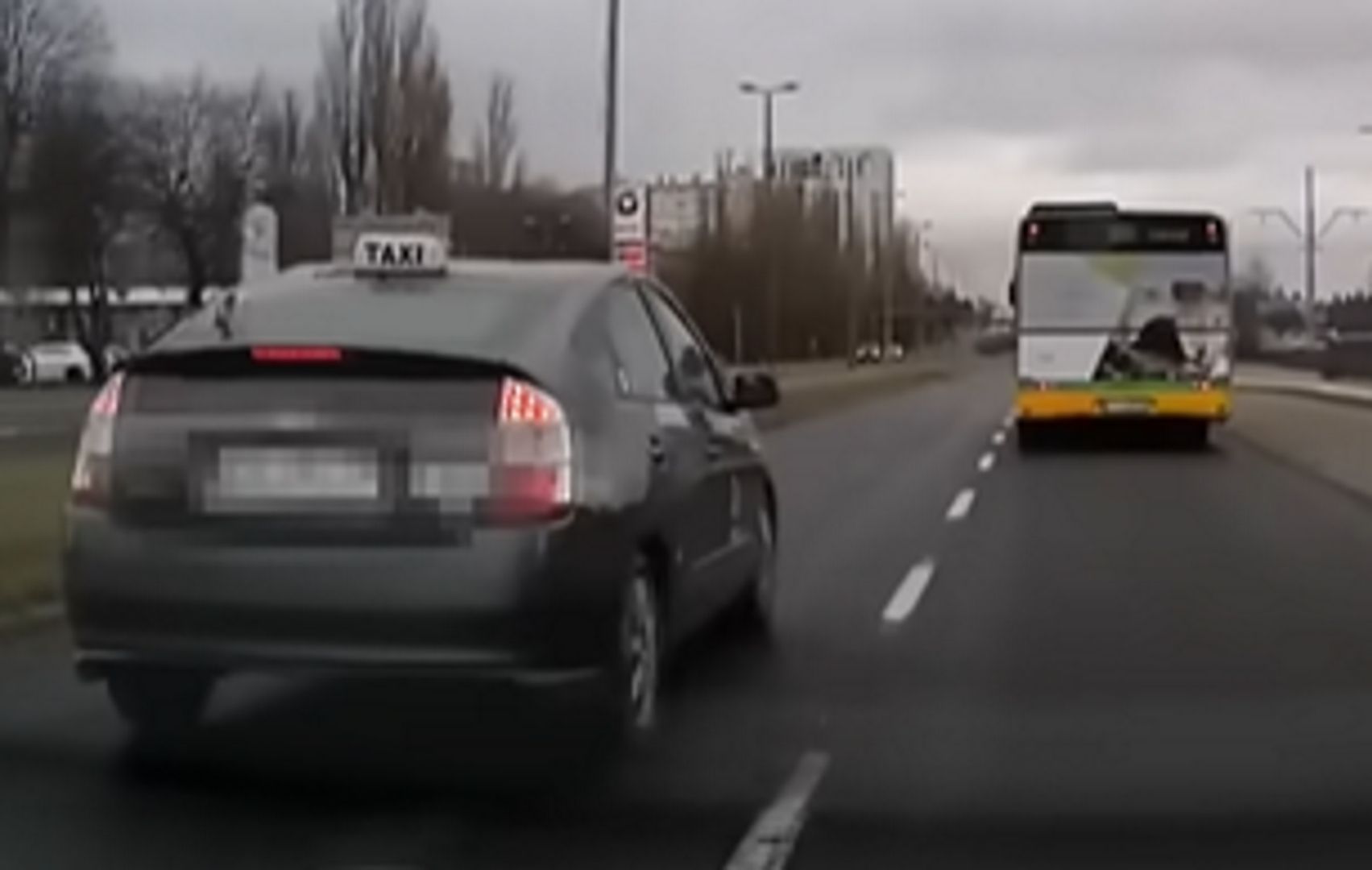 Szeryf w taksówce przesadził. Nagranie wideo z Poznania