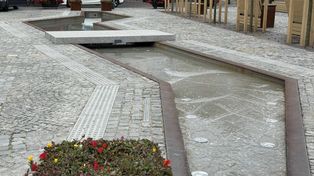 Konin: Kąpiel w „elemencie wodnym” na rynku? Na własne ryzyko
