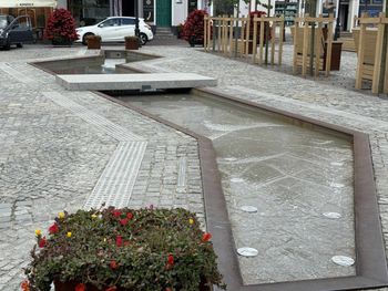 Konin: Kąpiel w „elemencie wodnym” na rynku? Na własne ryzyko