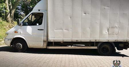 Załadował tyle, że aż wygięła się rama. Kara nie mogła być inna