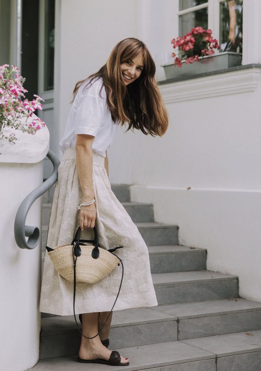 Anna Czartoryska-Niemczycka przed domem