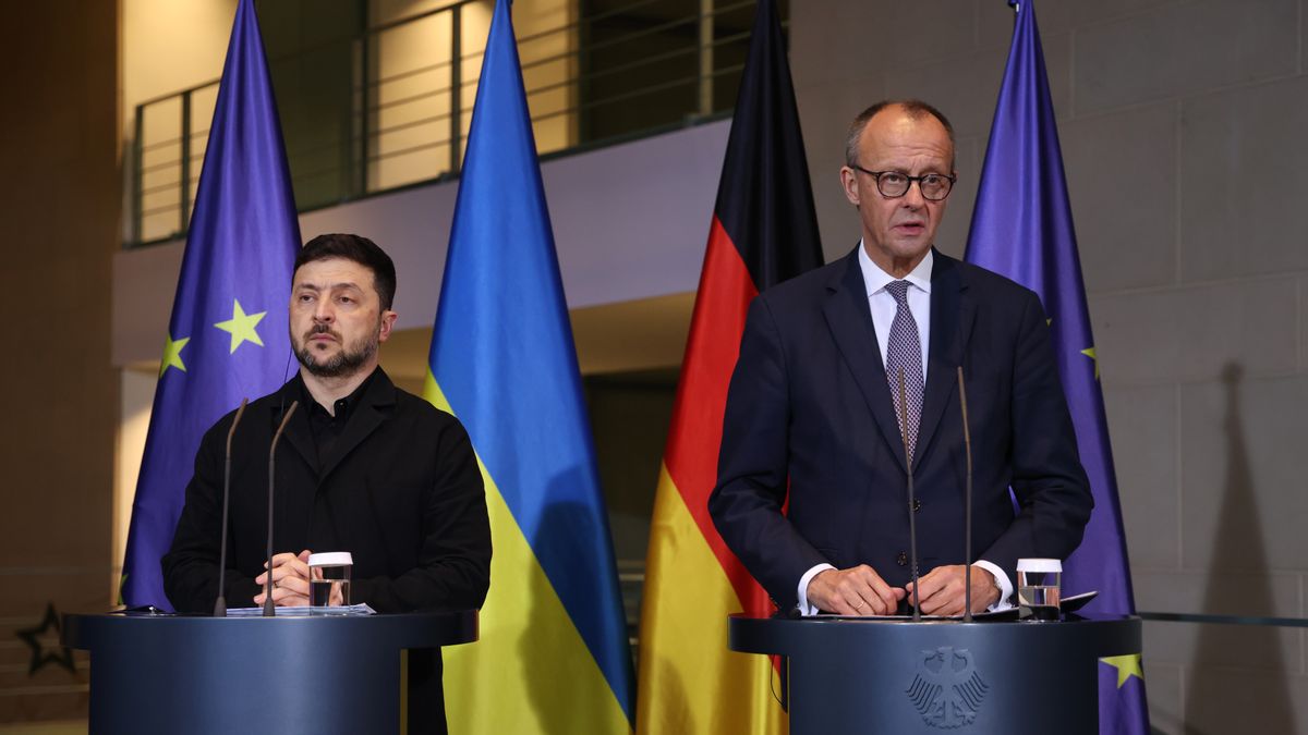 BERLIN, GERMANY - DECEMBER 15: German Chancellor Friedrich Merz (R) and Ukrainian President Volodymyr Zelensky arrive to speak to the media at the Chancellery on December 15, 2025 in Berlin, Germany. Zelensky is meeting with European leaders tonight following his meetings with negotiators from the U.S. yesterday and earlier today at the Chancellery in an effort to work towards a ceasefire in Russia's ongoing war in Ukraine.  (Photo by Sean Gallup/Getty Images)
