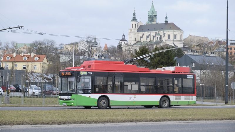 Trolejbus linii nr 154 na tle Starego Miasta w Lublinie