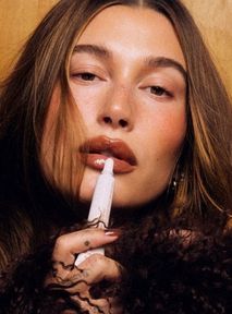 Firma Hailey Bieber oblała test? "Moje błyszczyki pachniały pleśnią"