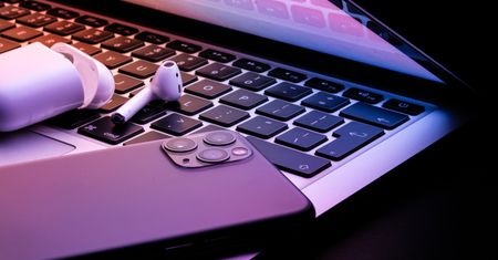 Oprogramowanie szpiegujące w iPhone’ach. Apple ostrzega użytkowników