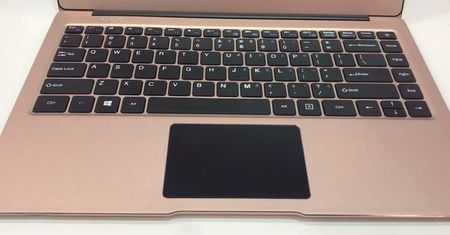 Nie znaleźliśmy podróbki iPhone'a 8, ale podróbkę MacBooków już tak