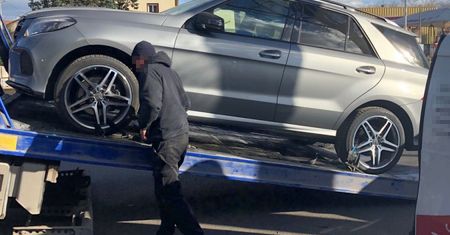 Rozbito grupę wyłudzającą luksusowe samochody. Odzyskano auta warte 4 mln zł