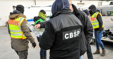 Ogromna akcja. Ponad 150 policjantów z Polski i Niemiec rozbiło gang złodziei samochodów