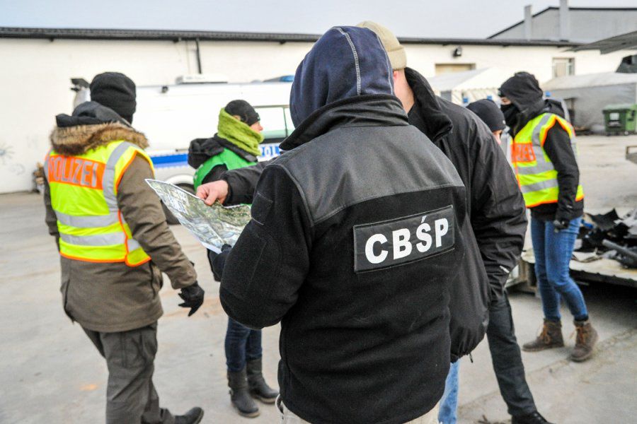 CBŚP zatrzymało osoby podejrzane o oszukiwanie na platformach inwestycyjnych