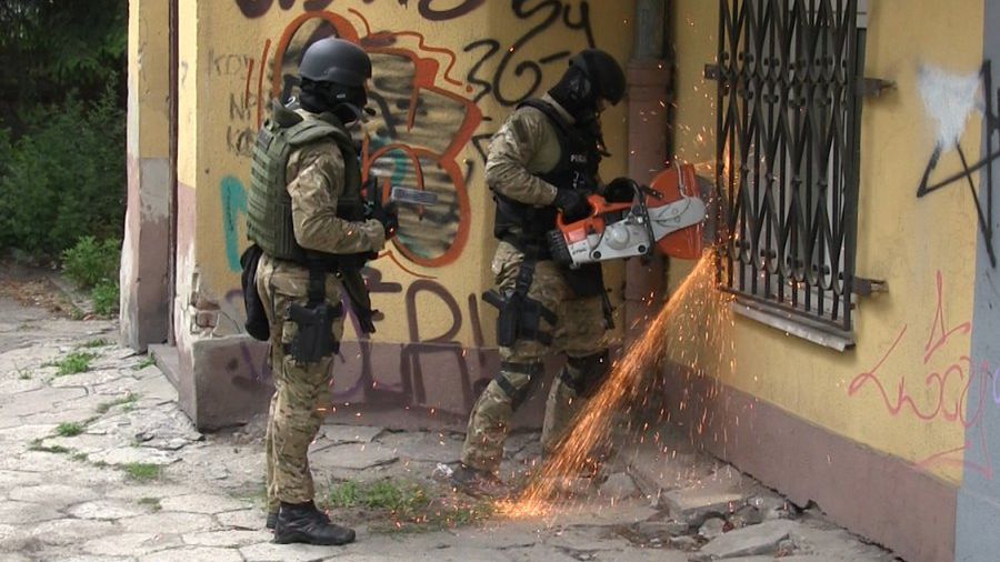 Zabezpieczenia miały utrudnić policjantom wejście do środka 