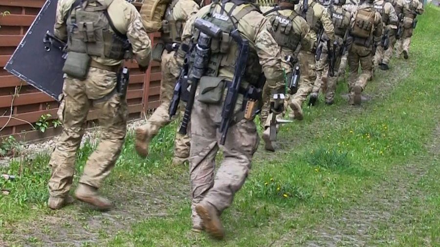 Policjanci przeszukali wiele mieszkań, domów i posesji.