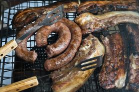 Otłuszcza wątrobę, zwiększa ryzyko raka. Polacy nie wyobrażają sobie bez tego majówki