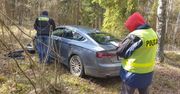 Odpalony silnik i zakryte reflektory. Policjanci zajrzeli do środka