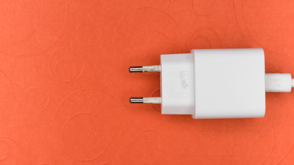 Jak wszyscy, to wszyscy. Kolejna marka nieśmiało żegna się z ładowarkami w zestawie 1