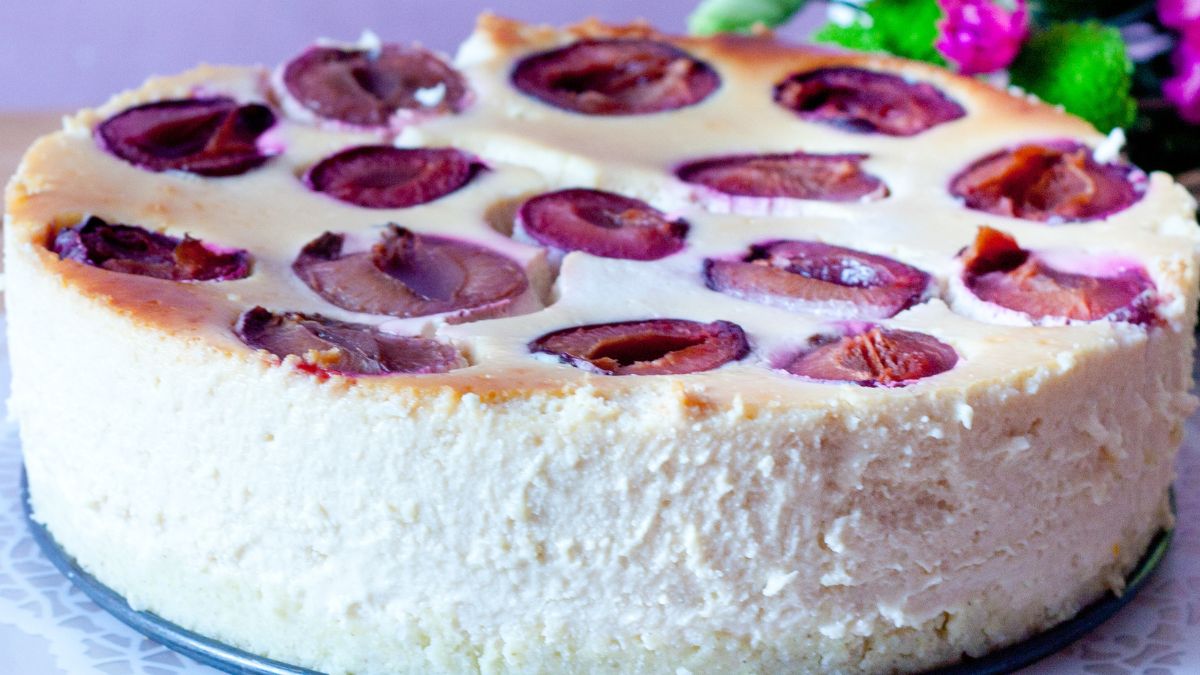 Sernik ze śliwkami bez spodu stanie się jesiennym hitem 