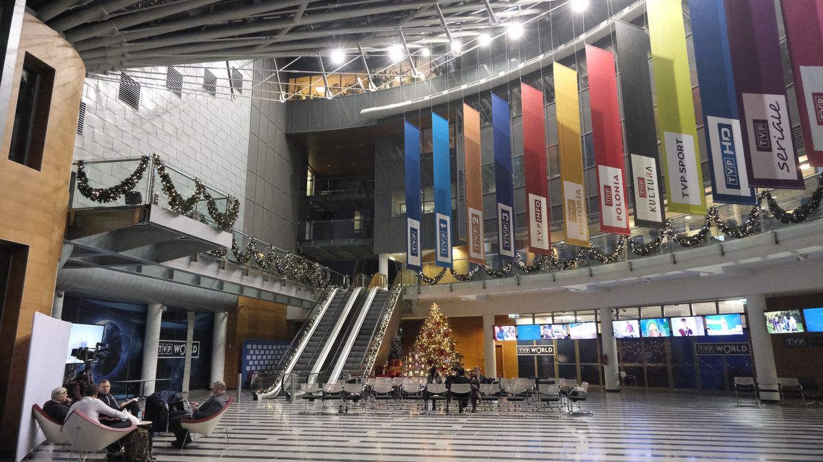 Warszawa, 20.12.2023. Politycy PiS w budynku TVP przy ulicy Woronicza w Warszawie, 20 bm. Obecność polityków w siedzibie Telewizji Polskiej ma związek z przegłosowaną wczoraj uchwałą Sejmu, zapowiadającą zmiany, jakie w mediach publicznych chce przeprowadzić nowy rząd. (aldg) PAP/Kalbar