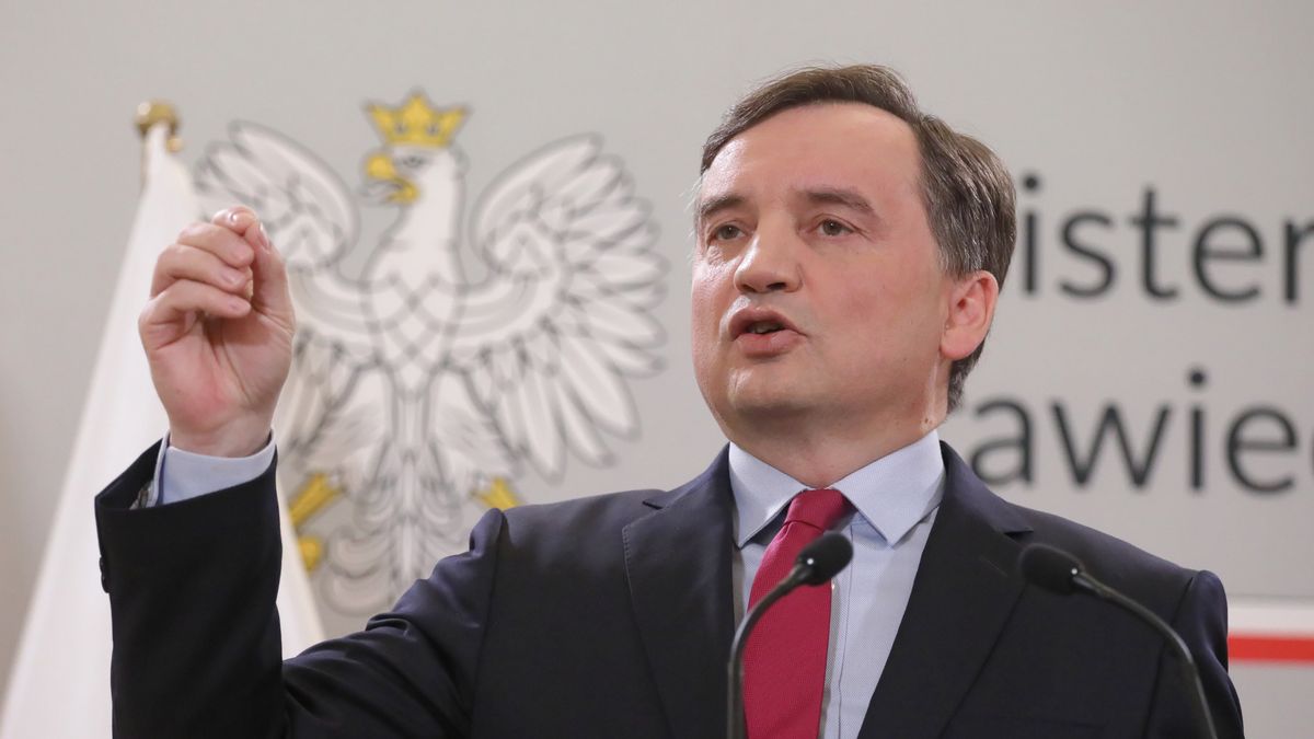 Warszawa, 15.02.2023. Minister sprawiedliwości, prokurator generalny Zbigniew Ziobro podczas konferencji prasowej w siedzibie resortu w Warszawie, 15 bm. Tematem spotkania był komentarz do decyzji Komisji Europejskiej o skierowaniu do TSUE skargi w sprawie Trybunału Konstytucyjnego. (mr) PAP/Paweł Supernak